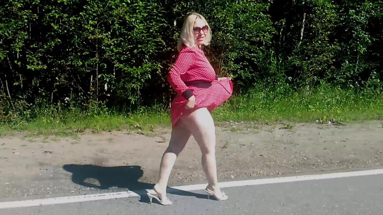 Lady Rose pee pee: Golden Rain 90– Pisse auf der straße.