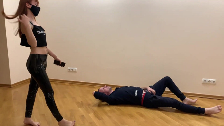 Petite Princesses Femdom: Teen padrona dura seduta in pantaloni di lattice e fa...