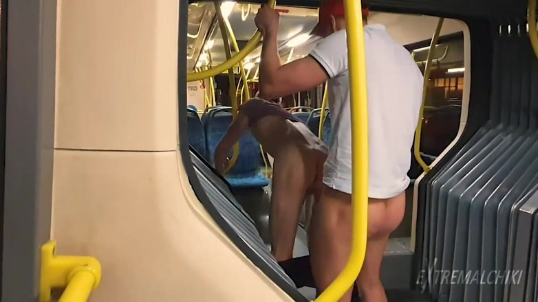 Extremalchiki: Scopata anale in autobus pubblico