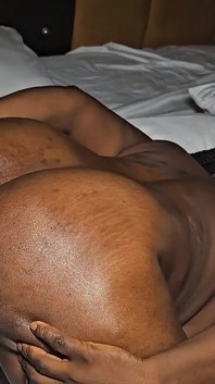 Pelacur sange dengan itil raksasa