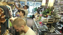 Un armăsar pulă este futut în grup într-un magazin de haine