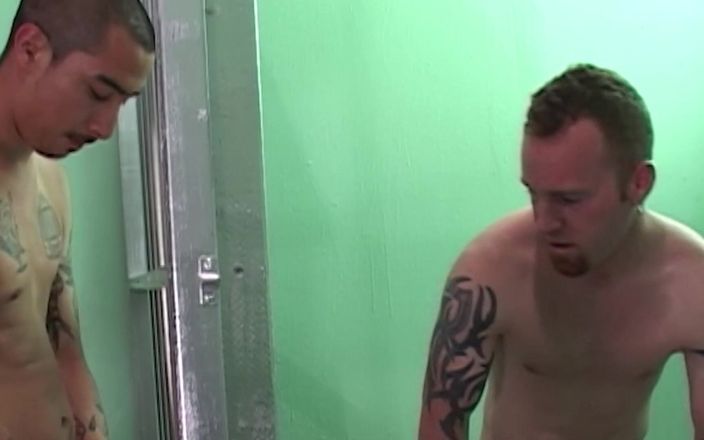 SEXUAL SIN GAY: Сцена с татуированные мужчины-2_two татуированные друзья трахают друг друга в тюрьме