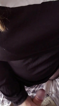 Nini jeptiška mě přišla vidět, aby se pomodlila a sála mého ptáka! Odpusť mi, že jsem ji ošukal...