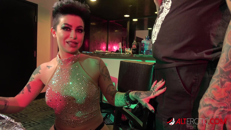 Alt Erotic: Adriana lynn sascha ile sikişmeden önce dövme yapıyor
