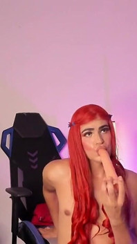 Sexy roter Film liebt es, ihren Dildo zu lutschen