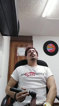 Domi si honí v kanceláři