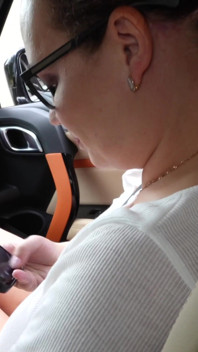 Istri pelacur mengisap penis besar orang asing di mobil dan menyapa suaminya yang dikhianati itu!