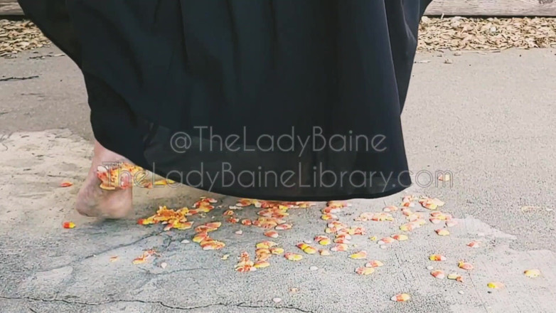 TheLadyBaine: Ssbbw yalınayak demoness candy corn eziyor