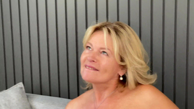 Mad Productions: Deslumbrante madrasta com bunda grande recebe anal e gozada interna...