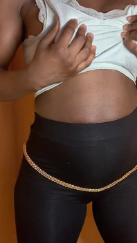 Sexy afrikanisches ebenholz mit schokoladenhaut stehend ficken