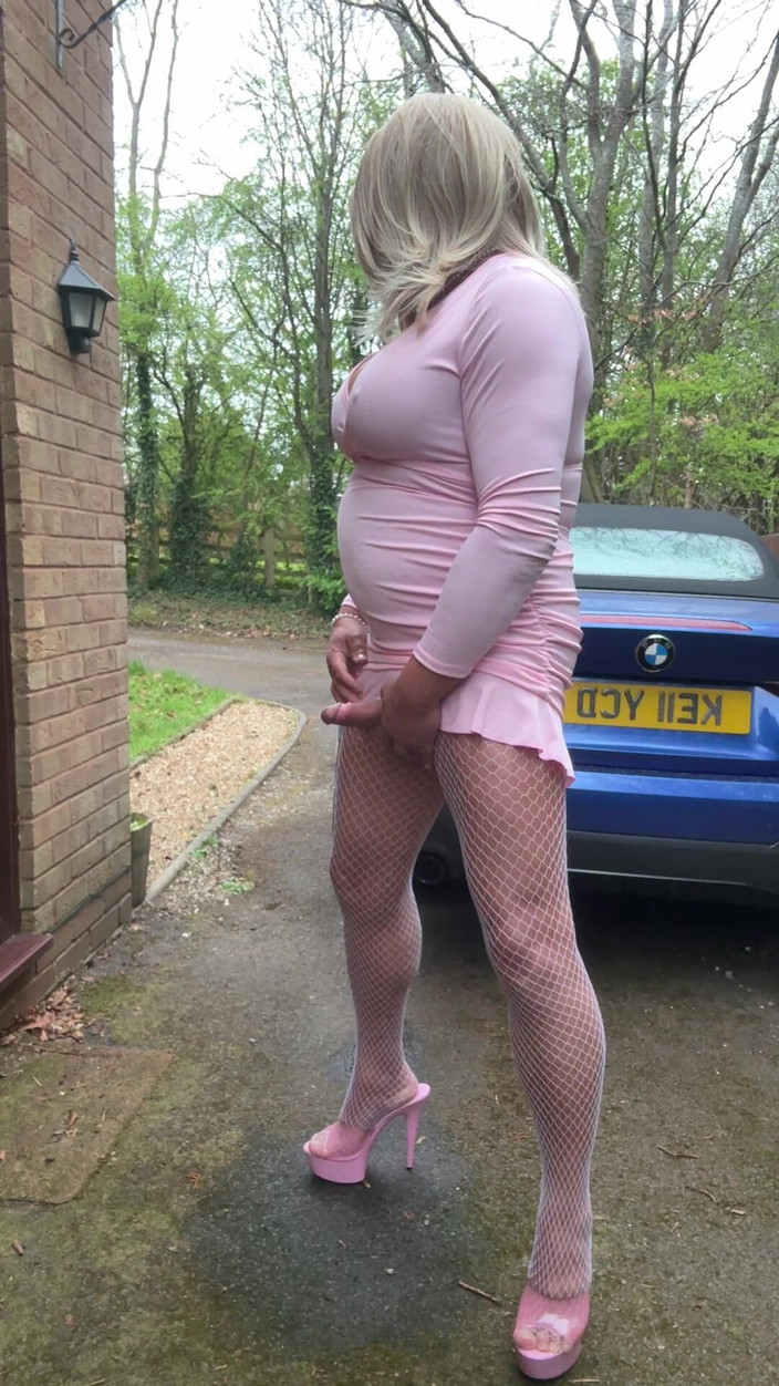 Kellycd2022: Sexy Crossdresser Kellycd2022 v růžových šatech a bílých síťovaných punčochách
