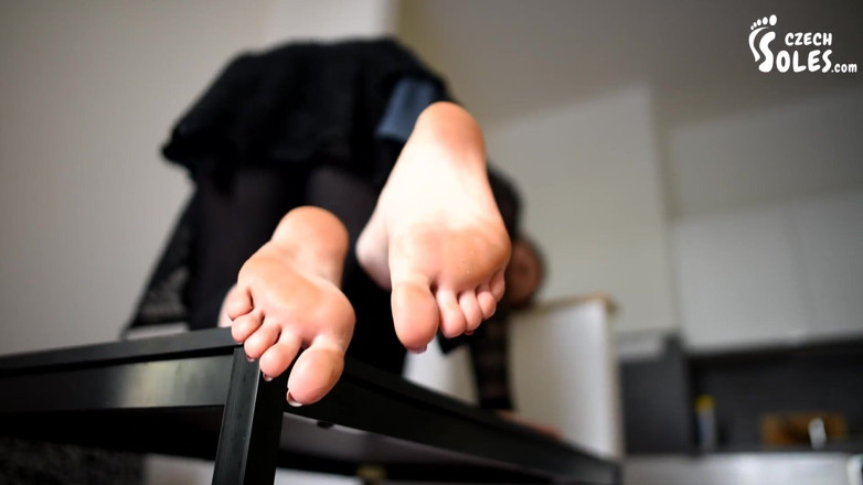 Czech Soles - foot fetish content: Špinavé nohy při bosé chůzi