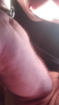 Zblízka pulzující sperma v ústech kouření
