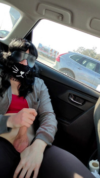 Mostrando Arriesgado En Un Estacionamiento De Supermercado Con Vendas Y Corrida