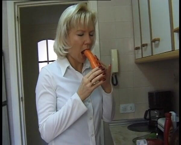 YOUR FIRST PORN: Домогосподарка Сюзанна сама вдома - свіжі овочі корисні