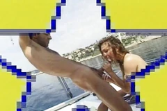 Fête de la baise sur un bateau au milieu d’une mer