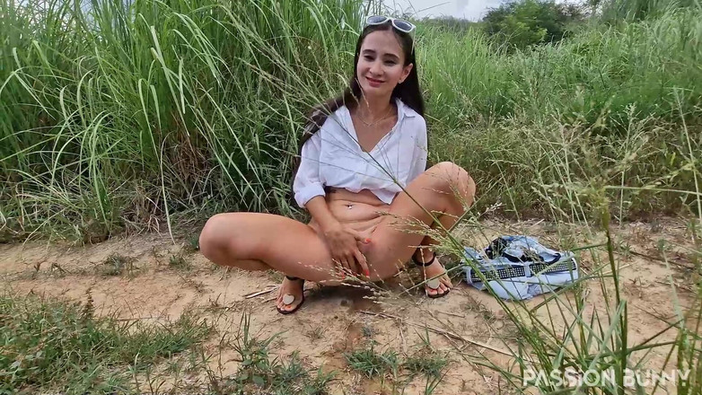 PassionBunny: Âm Hộ Khít Khao Thích Đi Tiểu Nơi Công Cộng Với Đài...