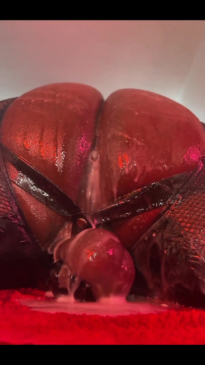 DipsoDeep: 콘 모양의 딜도로 구멍을 벌리는 펨보이