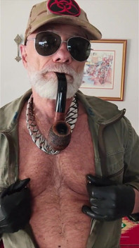 Papa Fume Et Se Pompe