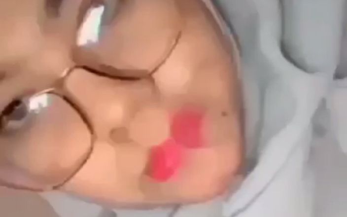 Jilbab69: प्राकृतिक बड़े स्तन हिजाब उसकी चूत में प्लग करता है