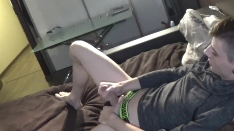 Sneaker gay: Ragazzo giovane scopato da un ragazzo, a dire il vero.