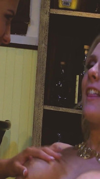 Mycket speciella agenter scen-4_a par blonda MILFs i underkläder bestämmer sig för att ha en trekant och slicka varandras sperma