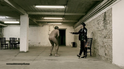 Mistress April: Dominatrice padrona aprile - cella 45, esercizio del cortile