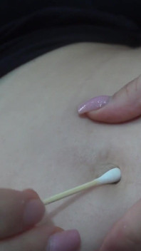 拉丁继妹用棉签清洁肚脐，然后在清洁后，她开始玩弄她的肚子