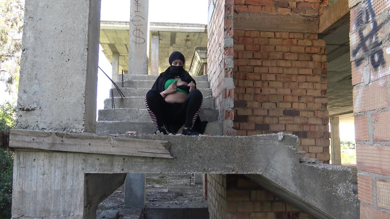 Souzan Halabi: Sütlü göğüslü heliopolis'li ünlü bir evli kadın ofisini kapatıyor ve kendini...