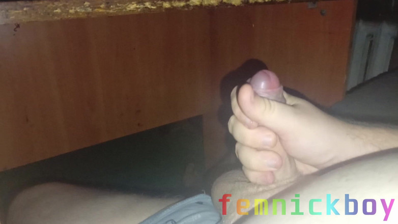 femnickboy: Gruby koleś szarpie swojego Veiny kutasa i spuści