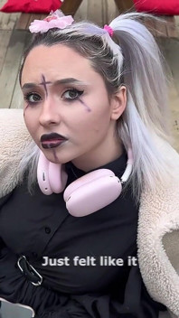 Esnek altushka enerji içeceğini emdi ve çılgın pozisyonlarda creampie ile anal seks yaptı