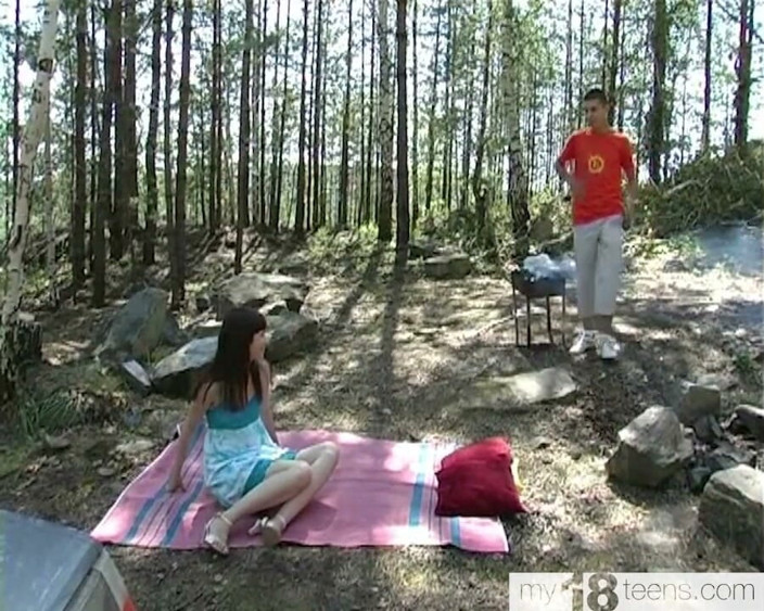 My 18 Teens: Morena chupando al aire libre y sexo al estilo perrito...