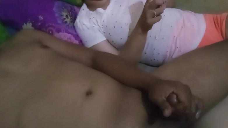 Angelina pop: Ver el cuerpo de mi hermanastra me hizo y comenzó...