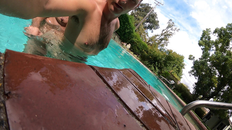 Russie Goodboy: Podvodní bb šukání u bazénu!