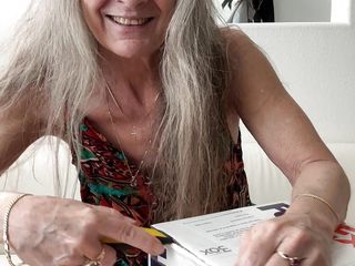 Leilani Lei: Alınan gözetleme gösterisi oyuncaklarının kutularını açıyor