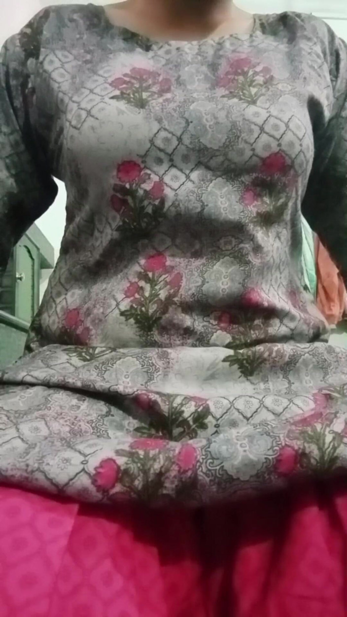 Gaurisissy: Indický gay crossdresser gaurisissy vypadá jako žena v domácnosti v Salwar...