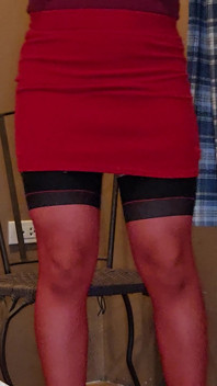 Sissy Kanisa in un resort di campagna vintage parte 3: gambe sexy in un vestito provocante