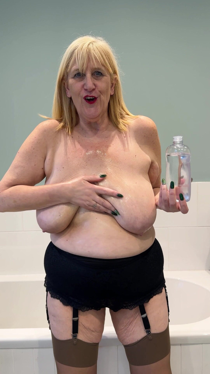 catherinecan69: Bir Şişe Yağım Var. Göğüslerime, Götüme Ve Amcığıma Yağ