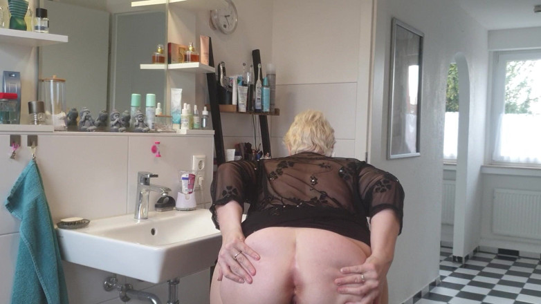 UserBitch1: Scopato in bagno con una bottiglia di profumo