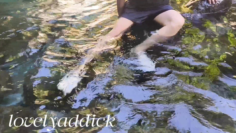 Lovelyaddik: Bagnata nell'acqua fredda del fiume
