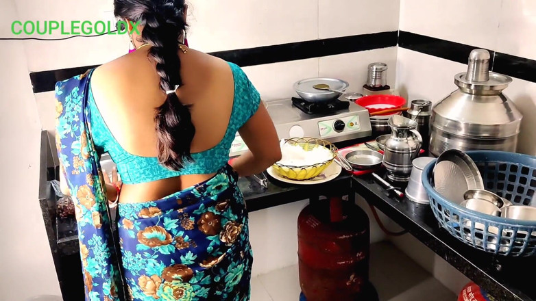 Sexy Komal: Sesso in cucina: la matrigna è seduta per mangiare il cibo...
