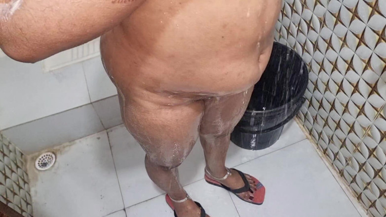 bdboygirl69: Soția desi duș în baie.