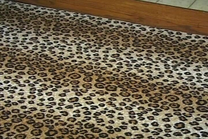 THAGSON RETRO: Gagică blondă se întinde larg cu degetele pizda umedă care picură