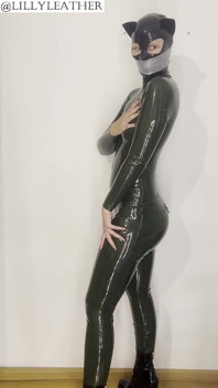 被堵嘴的乳胶女孩用嘴巴录音并达到强烈的高潮