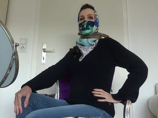 Lady Victoria Valente: Maschera con abiti di seta e velo con un maglione...