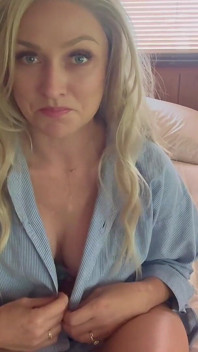 JOI Striptease: Hete Blondine Geeft Je Een Tweede Kans