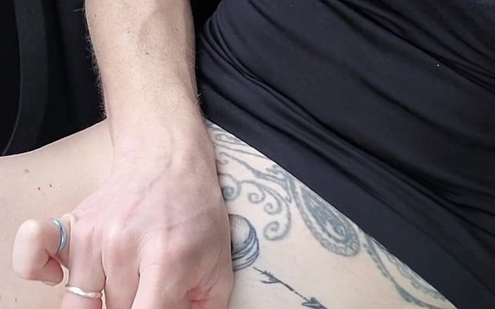 Demelza: Veřejný agent: Sexy Potetovaná dívka na veřejnosti a stříká na...