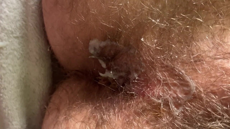 MaxHotty: Eu chupo o pau do papai e esguicho na bunda...