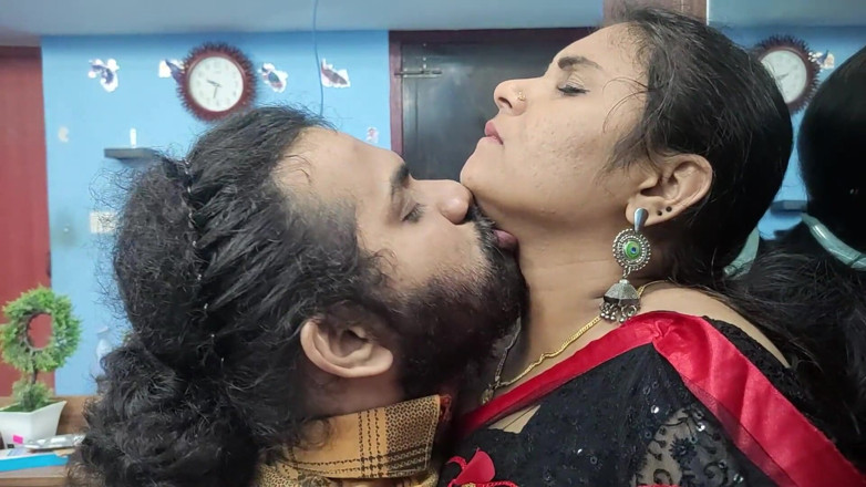 Vaigavarun45: साड़ी में मल्लू जोड़ा हॉट चुदाई, साड़ी हटाना और हॉट चुदाई, नाभि चाटना, ब्लो जॉब, चूत चाटना और साड़ी में हॉट चुदाई, मल्लू जोड़ा