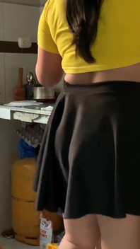 我丈夫工作时，我的姐夫在厨房里操我